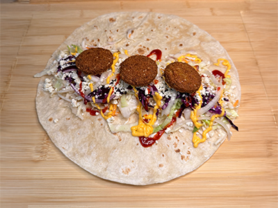 Falafel na tortille se zeleninou a omáčkou