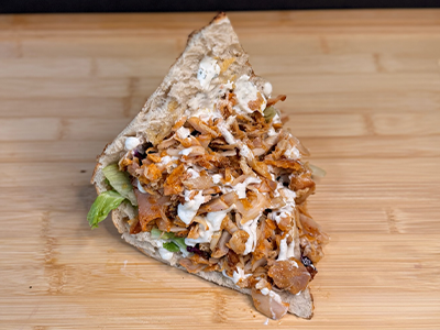 Kebab v pitě s masem, zeleninou a omáčkou