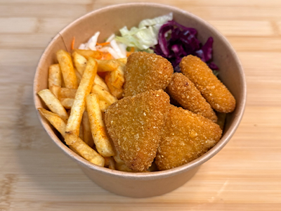 Bowl s kuřecími nugetkami, hranolky a salátem